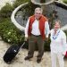 couple agé part en vacances valise à la main