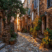 Ruelles pavées d’un village corse perché au coucher du soleil, sous une lumière dorée et chaleureuse.